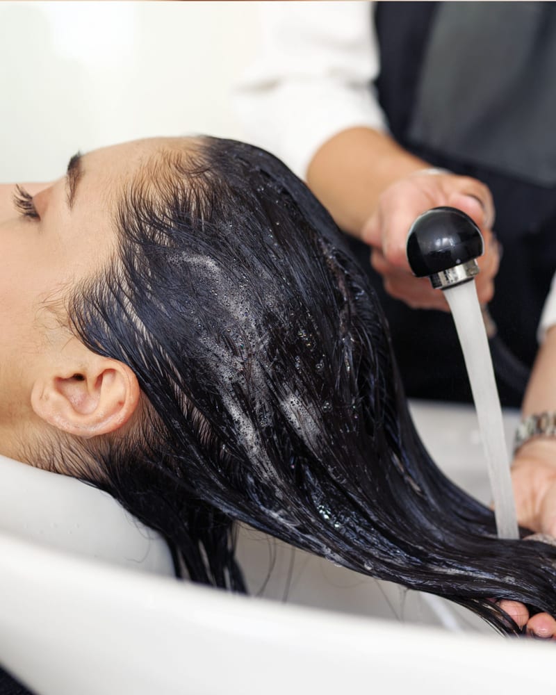 Haarw&auml;sche und Pflegebehandlung am Waschbecken