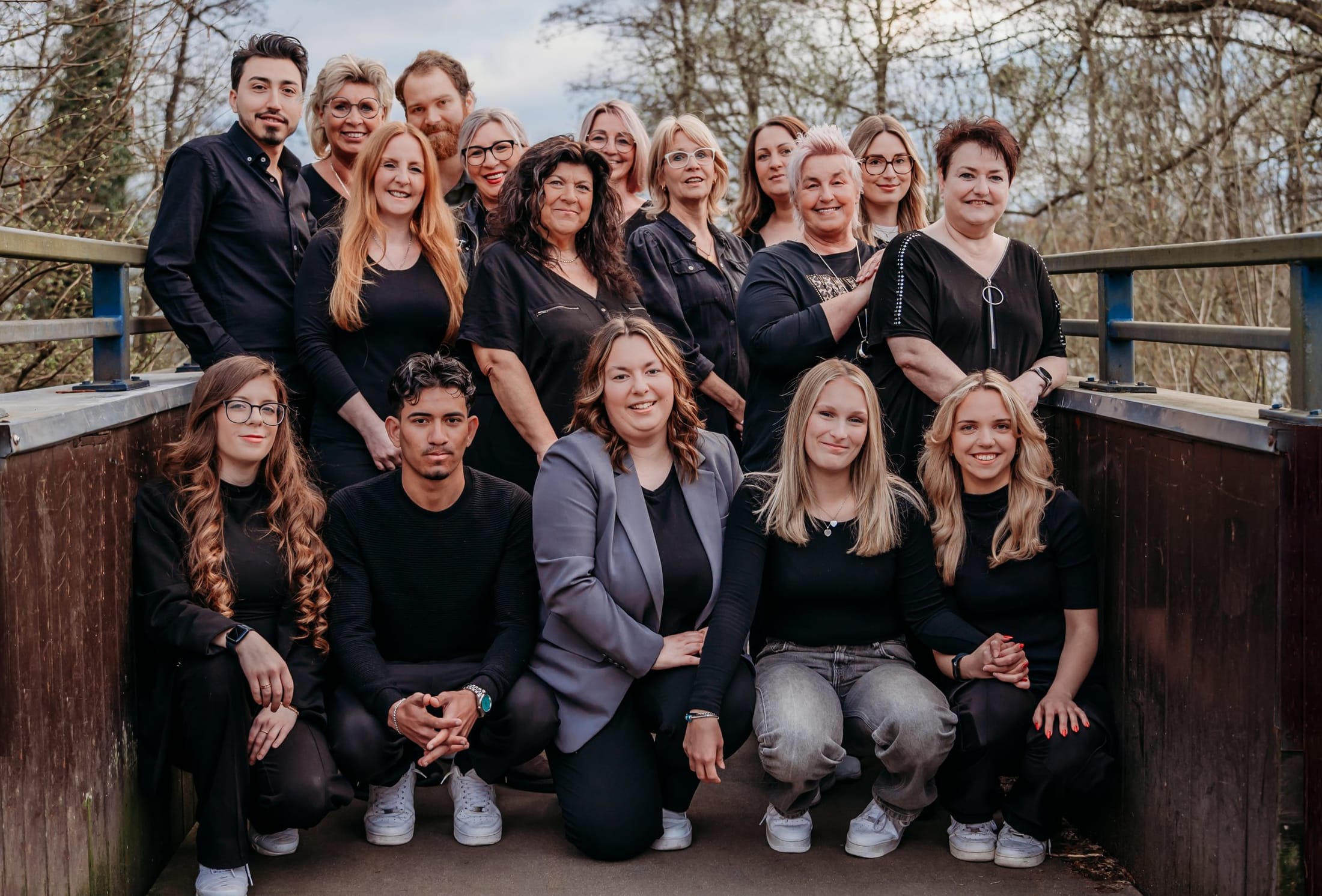 Das Team von Hin & Hair by Anke Rindt auf der Br&uuml;cke vor dem Salon